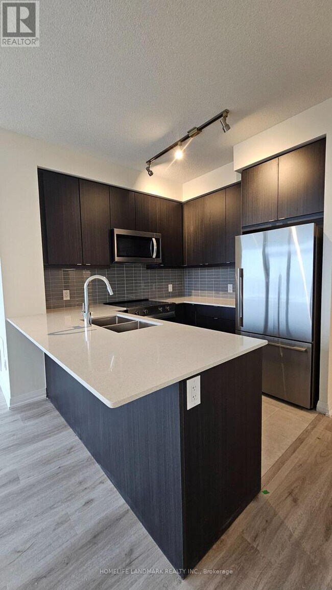 3260 Sheppard Ave E in Toronto, ON - Building Photo - Building Photo