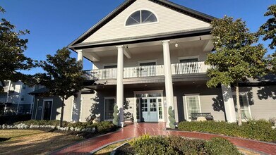 15000 W Airport Blvd in Sugar Land, TX - Foto de edificio - Building Photo