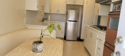 6851 Wilbur Ave in Reseda, CA - Foto de edificio - Building Photo
