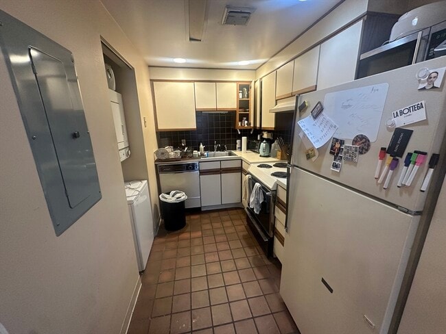 103 Gainsborough St, Unit 302E