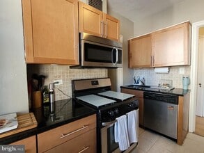 2031 Locust St in Philadelphia, PA - Foto de edificio - Building Photo