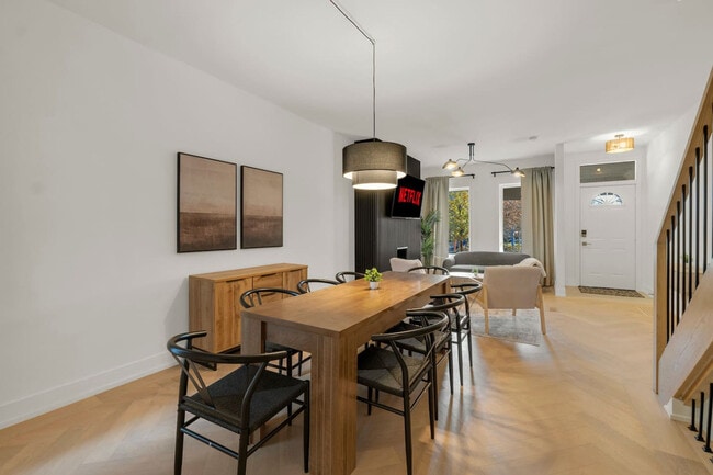 24 Denison Square, Unit SI ID1403813P in Toronto, ON - Building Photo - Building Photo