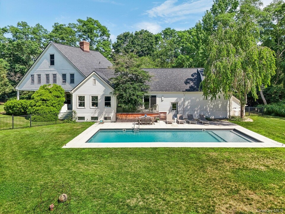 17 Oak Meadow Ln in Bellport, NY - Building Photo