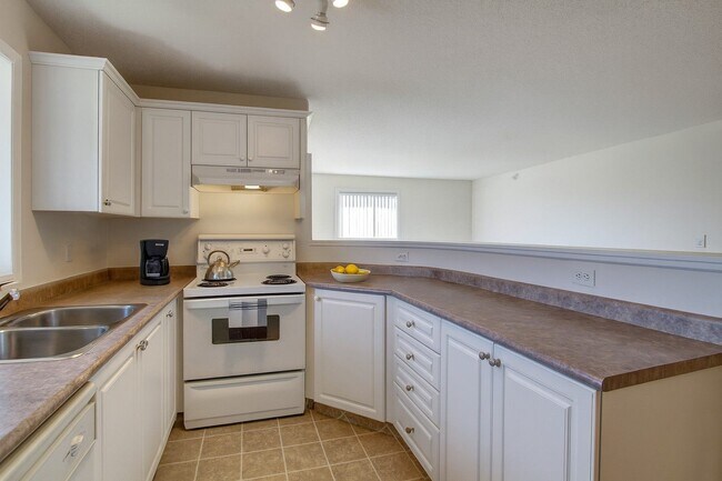 Somerset Pointe in Calgary, AB - Building Photo - Building Photo