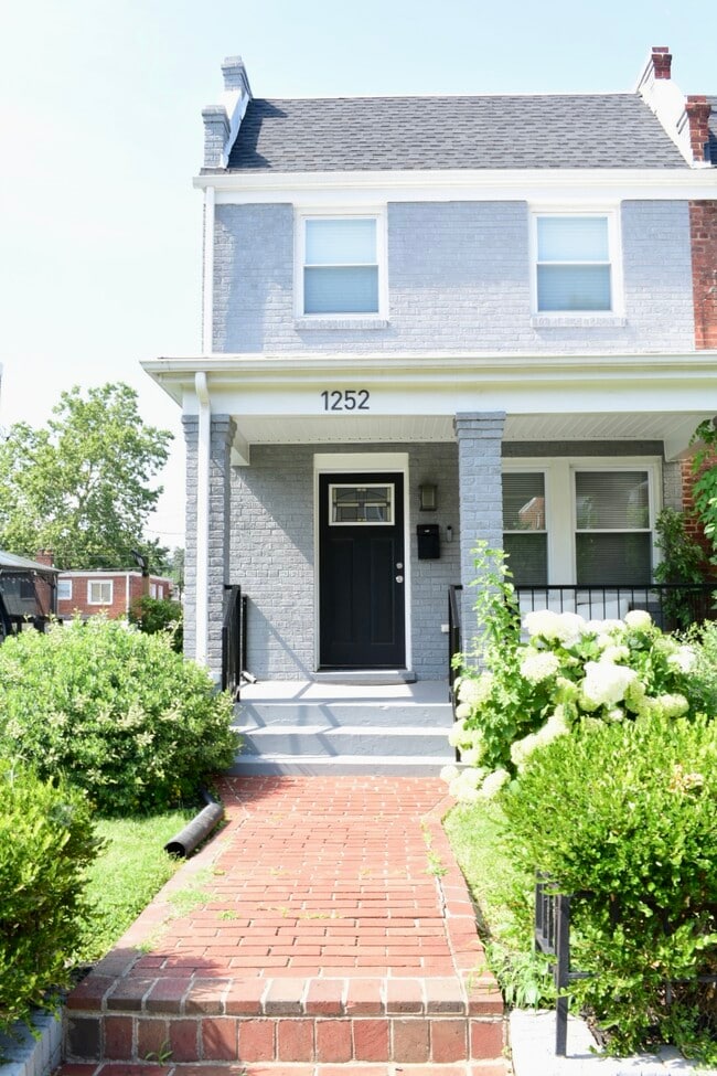 property at 1252 Delafield Pl NE