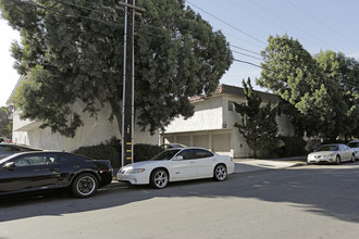 Casa Segura Apartments in Bellflower, CA - Foto de edificio - Building Photo