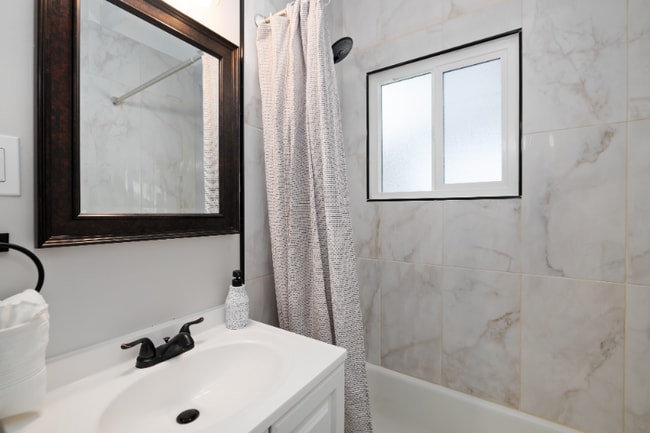 281 E Pleasant St, Unit B in Long Beach, CA - Building Photo - Building Photo