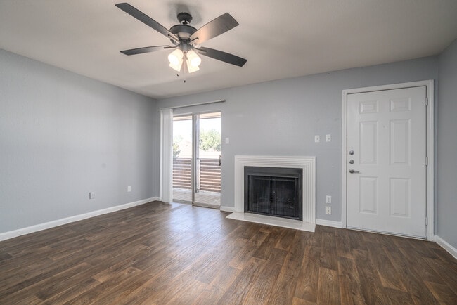 Waterside Apartments in Houston, TX - Building Photo - Interior Photo