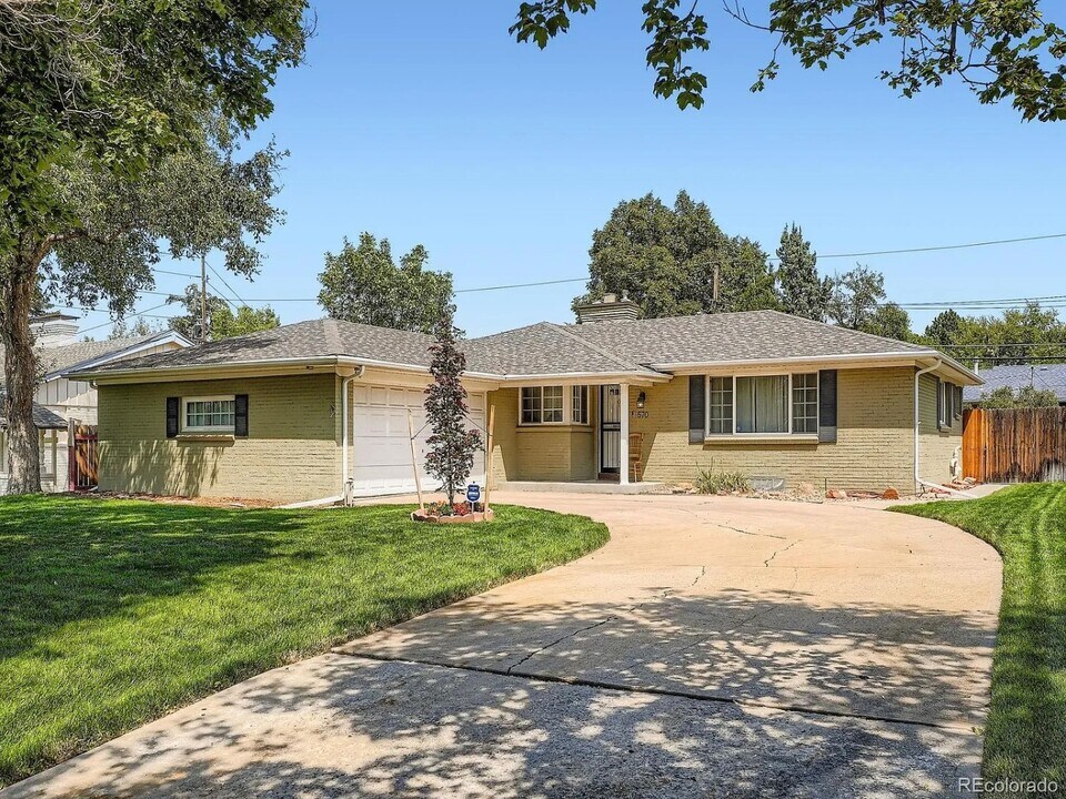 570 Nome St in Aurora, CO - Building Photo