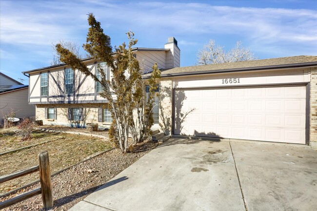 16651 E Arizona Pl in Aurora, CO - Building Photo - Building Photo