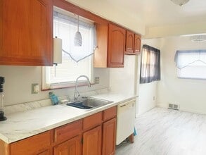 28600 Oakwood St in Inkster, MI - Building Photo - Building Photo