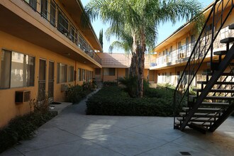 4415 Ocean View Blvd in Montrose, CA - Foto de edificio - Building Photo