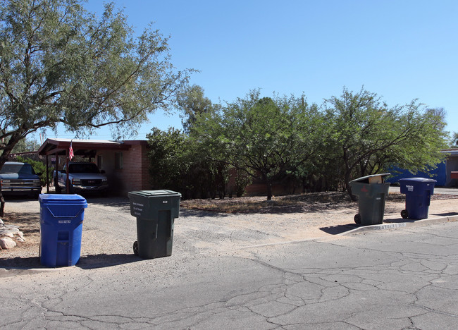 2118-2120 N Madelyn Ave in Tucson, AZ - Foto de edificio - Building Photo