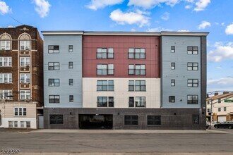 180 Carroll St in Paterson, NJ - Foto de edificio - Building Photo