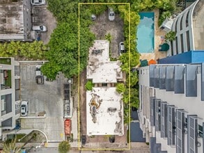 150 SW 10th St, Unit 4 in Miami, FL - Foto de edificio - Building Photo