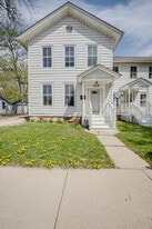 373 Cedar St in Aurora, IL - Building Photo