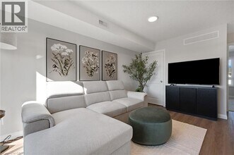 410 Northfield Dr W in Waterloo, ON - Building Photo - Building Photo