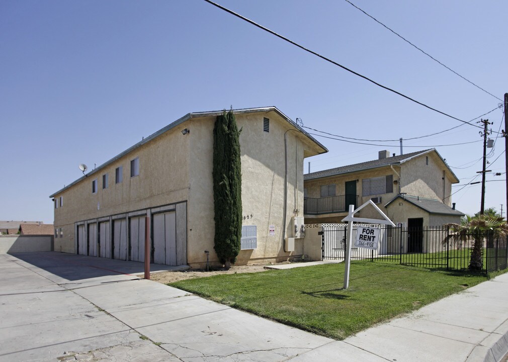 1025 E Avenue Q-5 in Palmdale, CA - Foto de edificio