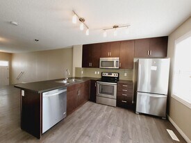 9151 Shaw Way SW in Edmonton, AB - Building Photo