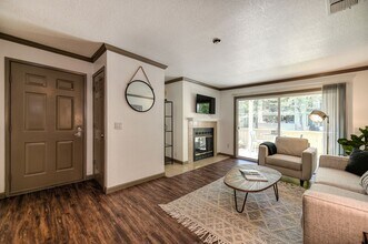 Harbor Oaks Apartments in Sacramento, CA - Foto de edificio - Building Photo