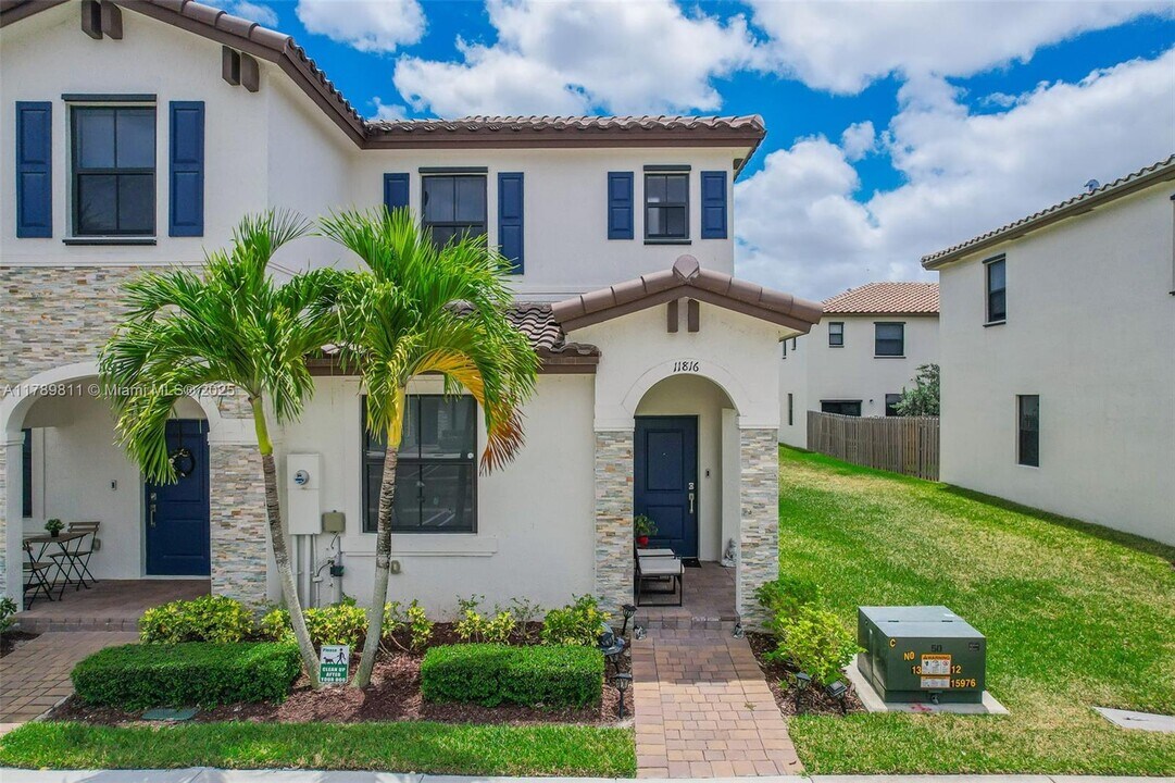 11816 SW 245 Ter in Princeton, FL - Building Photo