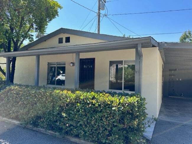 2406 Fairway Ave in Montrose, CA - Building Photo - Building Photo
