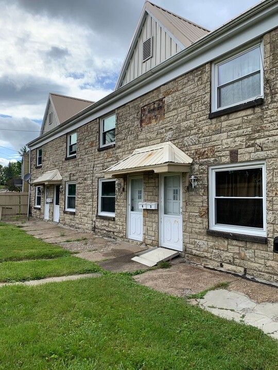 3265 Sunset Blvd, Unit Apt 4 in Steubenville, OH - Building Photo