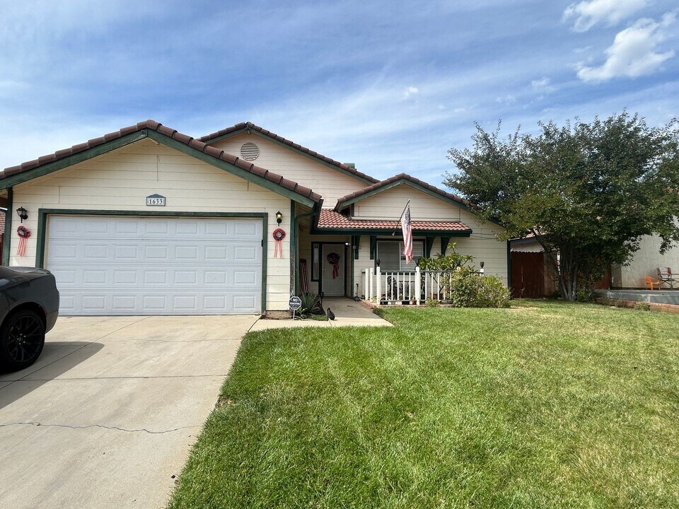 1633 Jon Gilbert Ln in Beaumont, CA - Building Photo