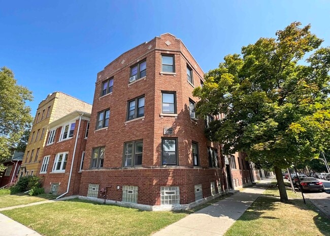 property at 2716 W Rosemont Ave