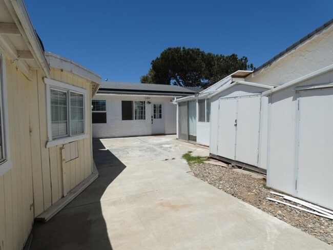 1293 Oak Knoll Rd in Santa Maria, CA - Building Photo - Building Photo