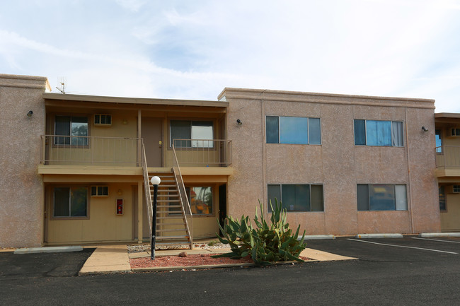 Casa Larga Apartments in Tucson, AZ - Building Photo - Building Photo