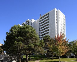 20 Forest Manor Rd in Toronto, ON - Building Photo