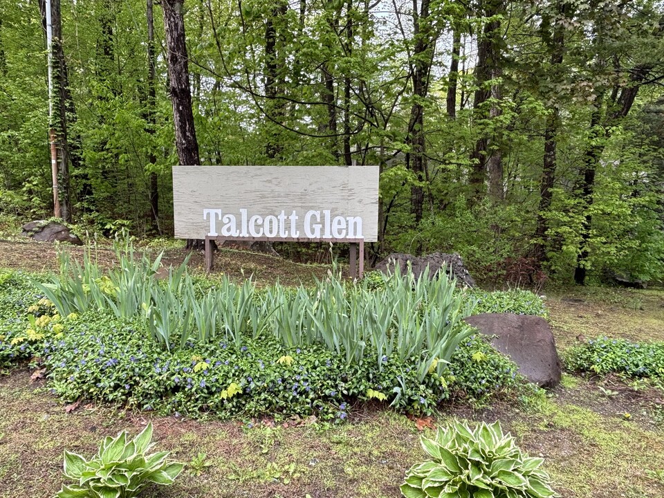 11 Byrne Ct in Farmington, CT - Building Photo