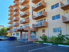 2200 E Hallandale Beach Blvd in Hallandale Beach, FL - Building Photo - Building Photo