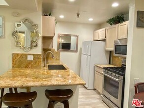 10960 Ashton Ave in Los Angeles, CA - Building Photo - Building Photo