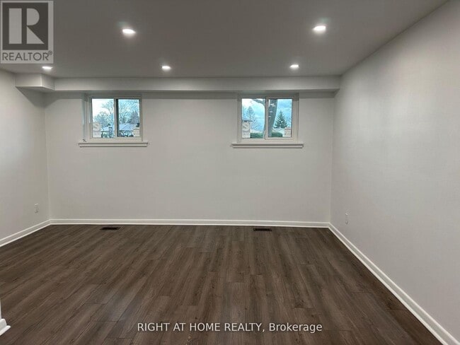 606 Lansdowne Dr in Oshawa, ON - Building Photo - Building Photo