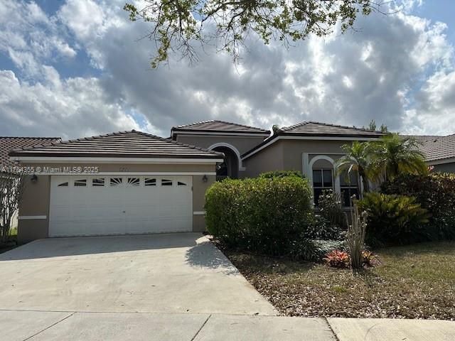 495 Carrington Ln in Weston, FL - Building Photo