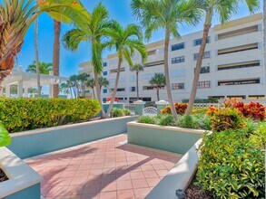 2051 SE 3rd St in Deerfield Beach, FL - Foto de edificio - Building Photo