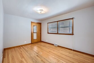 5819 S Moody Ave in Chicago, IL - Building Photo - Building Photo