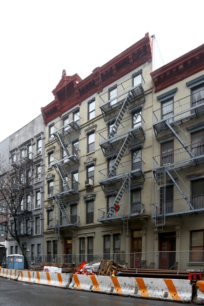 446 W 49th St in New York, NY - Building Photo - Building Photo