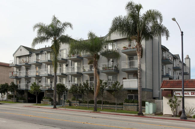 Redondo Plaza Seniors Only 62+ in Long Beach, CA - Foto de edificio - Building Photo