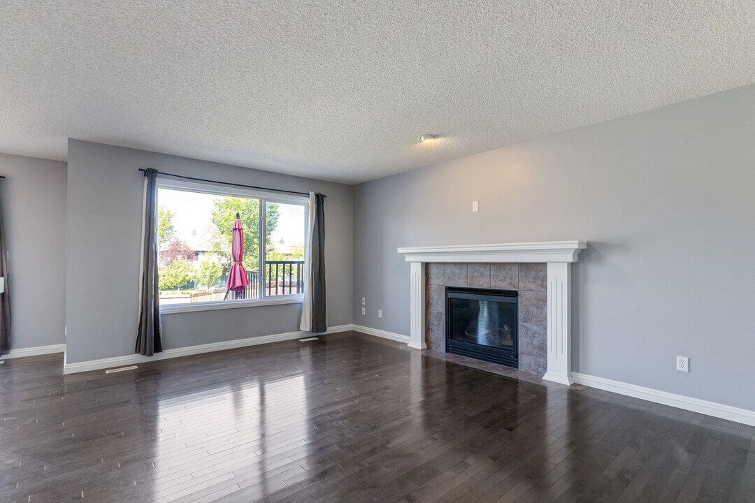 1020-118A 118a St SW in Edmonton, AB - Building Photo