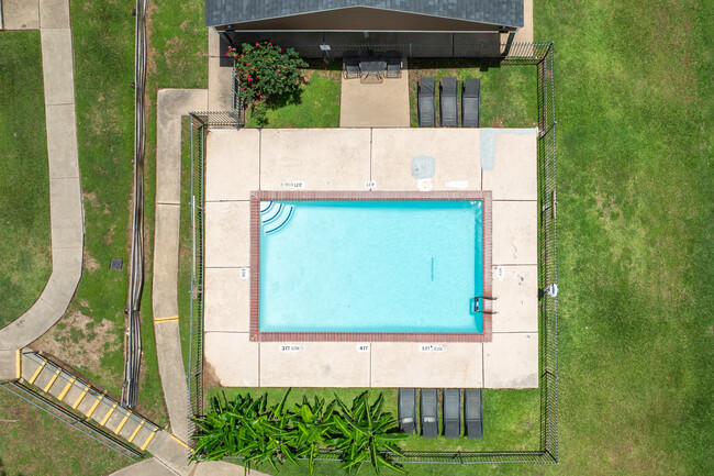 Santa Fe Trails Apartments in Huntsville, TX - Foto de edificio - Building Photo