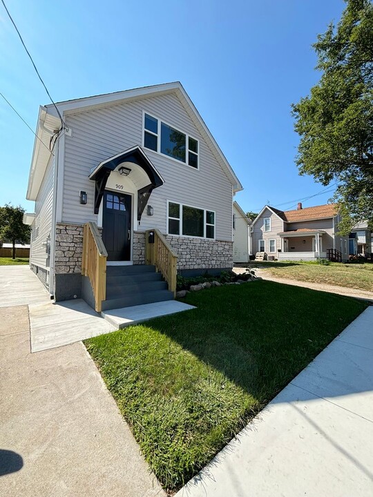 909 W 2nd St in Erie, PA - Foto de edificio