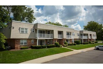 50 Westwood Dr in Westbury, NY - Building Photo - Building Photo