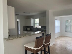 927 W Royal Palm Rd in Boca Raton, FL - Building Photo - Building Photo