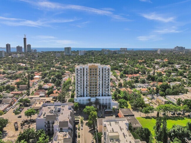 900 SW 8th St, Unit 508 in Miami, FL - Foto de edificio - Building Photo