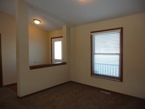 106 James Cir SE in Poplar Grove, IL - Foto de edificio - Building Photo