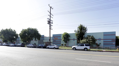 17808-17828 Saticoy St in Reseda, CA - Foto de edificio - Building Photo