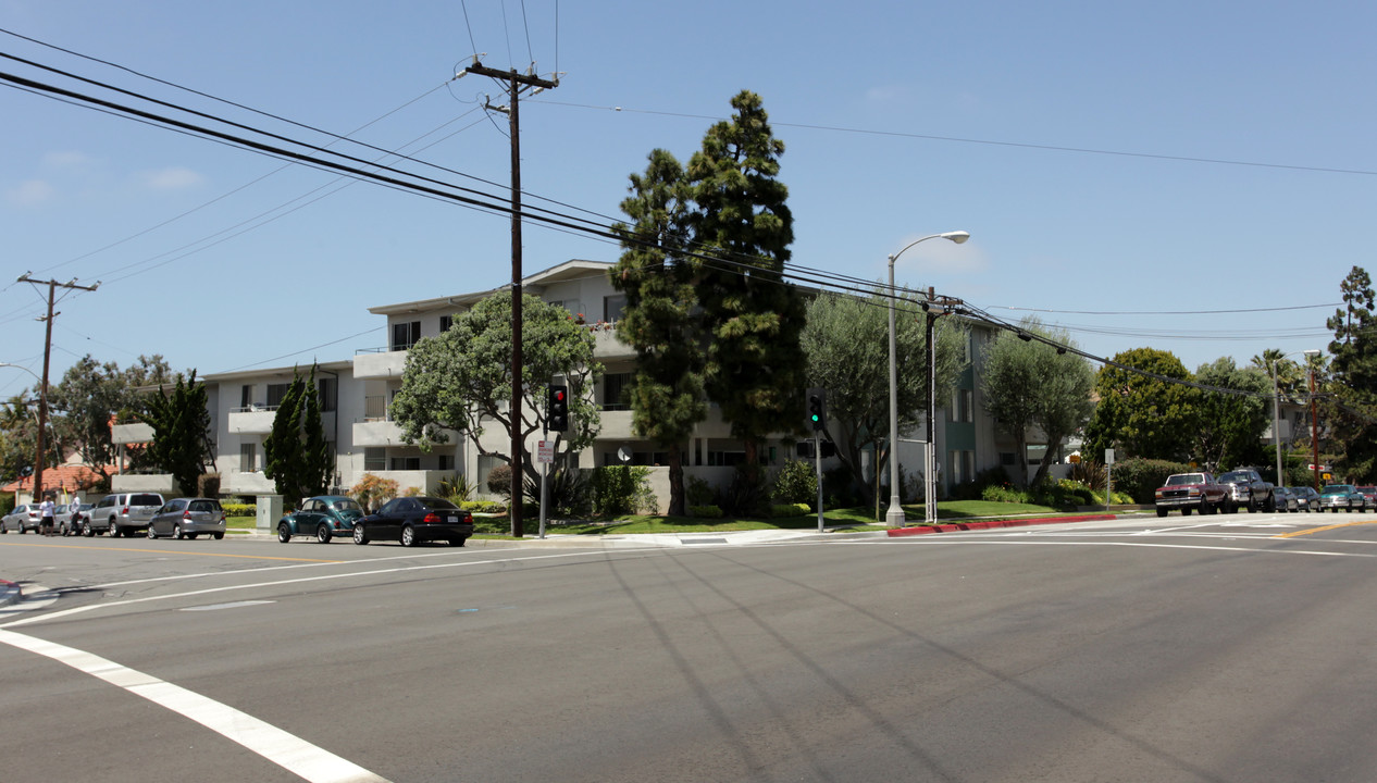 Carrousel 2 in Redondo Beach, CA - Building Photo